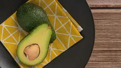 Come conservare l’avocado tagliato in frigorifero perché non annerisca e rimanga fresco e gustoso fino a 3 giorni