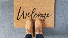 Metti questo sotto il tappeto dell’ingresso in primavera e ti libererai di un problema comune