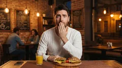 Gli psicologi hanno spiegato quale abitudine a tavola tradisce una persona stupida: ricordatelo una volta per tutte.