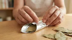 Foglia di alloro nell’alluminio: perché molti la portano nel portafoglio secondo il feng shui