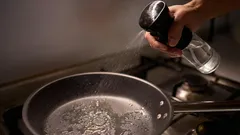 Perché i cuochi casalinghi più esperti strofinano la padella con l’aceto prima di cucinare: un vecchio trucco da cucina