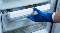 Come rimuovere in sicurezza la brina e i cattivi odori dal congelatore