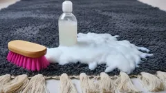 Le macchie sul tappeto si eliminano facilmente: provate a preparare voi stessi questa soluzione efficace